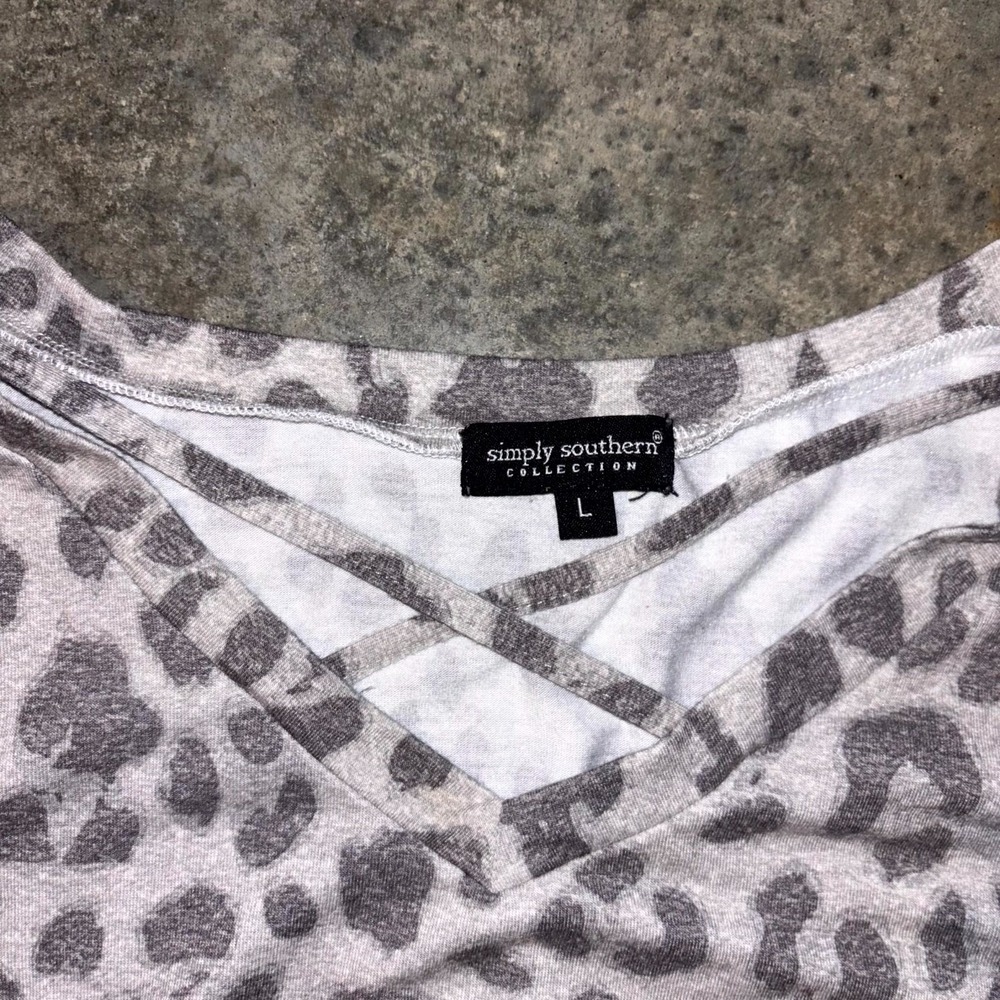 Simply Southern Shirt Womens Large Blue Leopard Crisscross V Neck Elbow Patches - Picture 4 of 9